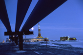 Oil pipes and drilling rig on Endicott Island, Prudhoe Bay.Alaska, USA. 1989 Alaska, U.S.A.